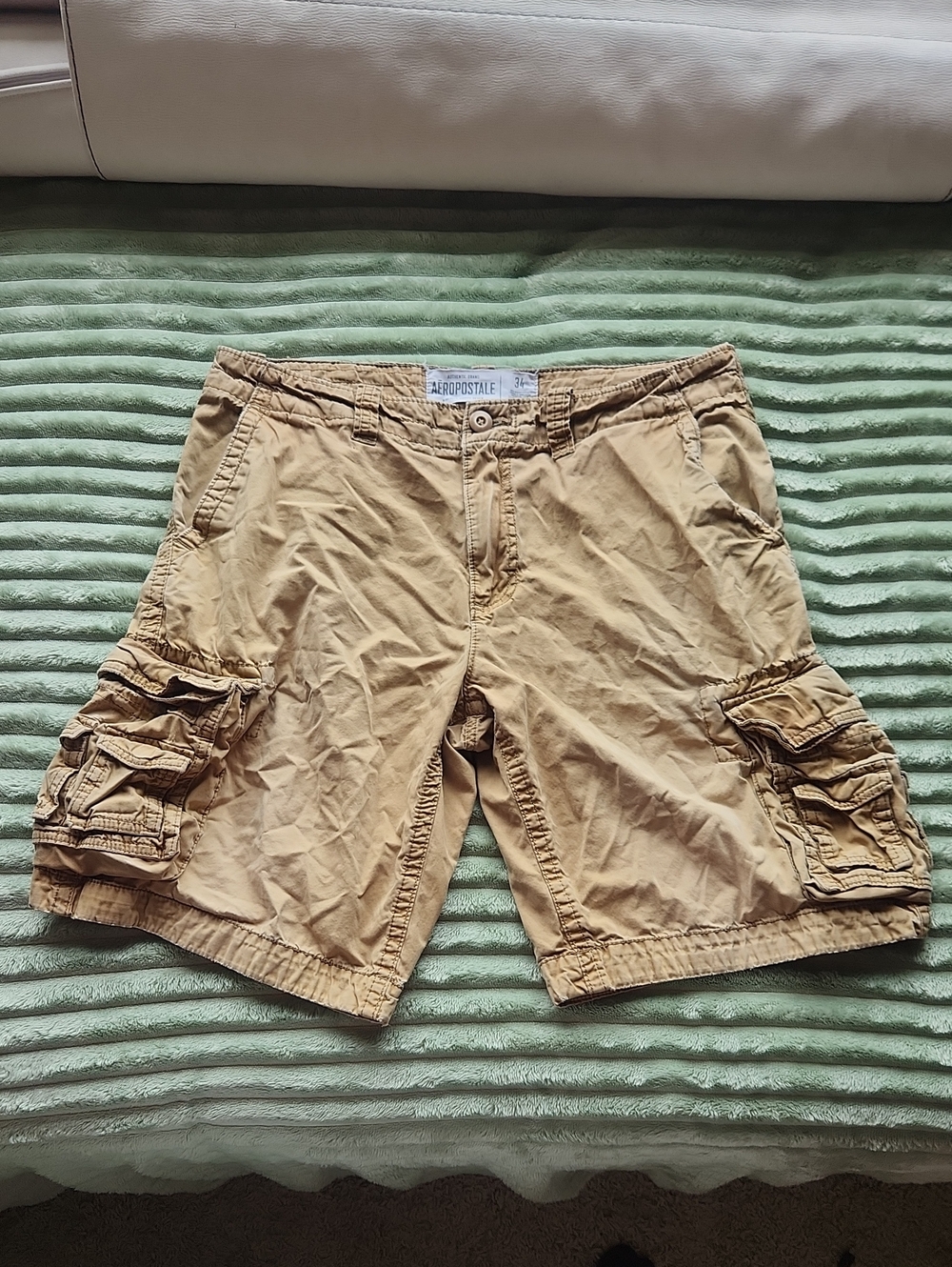 Vintage Y2K Aeropostale Men's Tan Cargo Shorts with Multiple Pockets